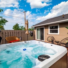 Lake Cottage Retreat-Hot Tub-Game Room