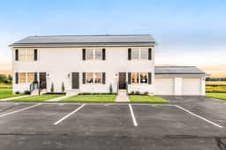 Bright 2BR home with private entrance - Image 5