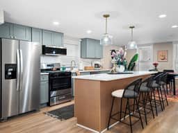 Arts District - Walk to Restaurants, Bars-Sleeps 8 - Image 2