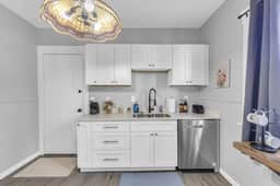 Charming Duplex Near Shaker Square Cleveland - Image 4