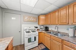 Pet-Friendly - Sleeps 6 - 10 Min to Airport - Image 3