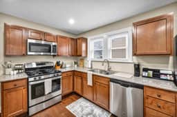 Classic Tudor Getaway |Fireplace|Parking|Workspace - Image 4