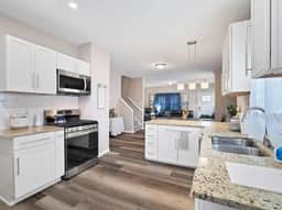 4BR 7 Min to Downtown Great For Groups - Image 4