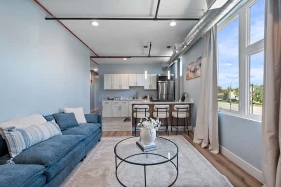 Near Brookfield Zoo - King Bed - Sleeps 6 - Image 1
