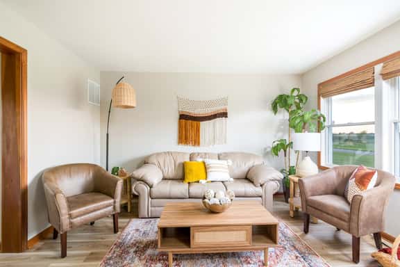 Bright 2BR home with private entrance - Image 1