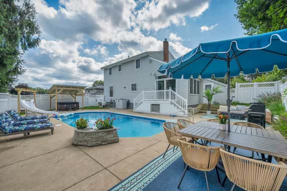 Backyard Pool - Hot Tub - Game Room - Image 1