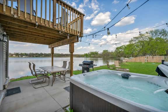 Lake Front - Hot Tub - Kayaks - Fire Pit-Sleeps 10 - Image 1