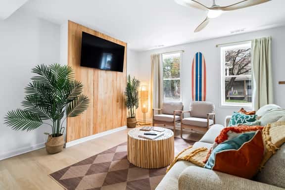 5 Min to Cedar Point Hot Tub Retreat - Image 1