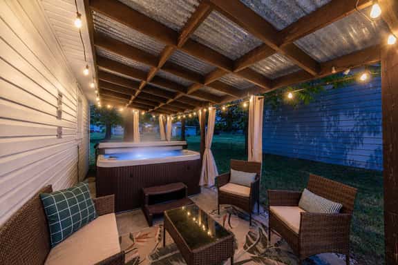 Hot Tub - Shuffleboard - Sleeps 8 - Near Cleveland - Image 1