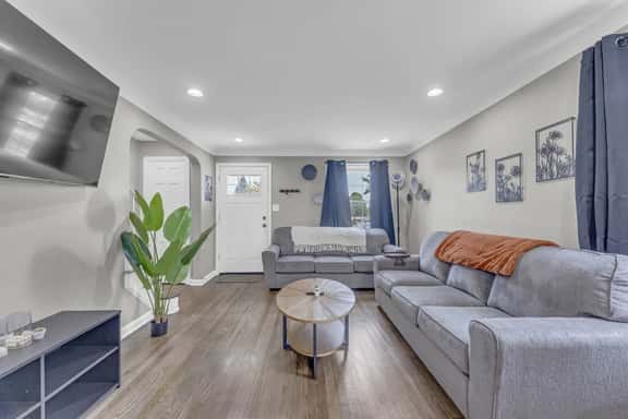 Brooklyn Townhome - Updated Kitchen - Sleeps 4 - Image 1
