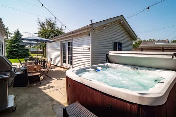 Hot Tub Retreat Near Lake + Cedar Point - Image 1