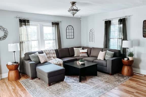 Large 4 BR -Close to Airport & IX Center -Sleeps10 - Image 1