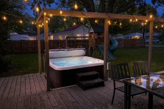 Hot Tub & Lake Erie Beach | Wine Country - Image 1