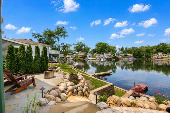 Lake Front - Kayaks - Huge Game Room - Sleeps 8 - Image 1