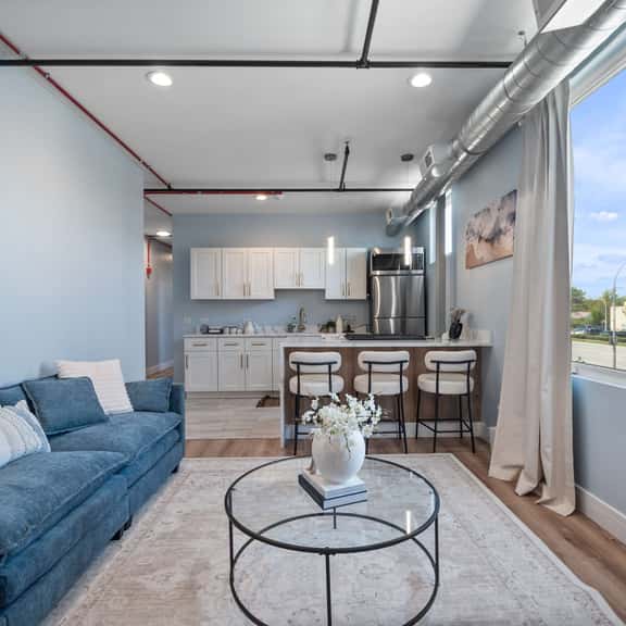 Near Brookfield Zoo - King Bed - Sleeps 6 - Image 1