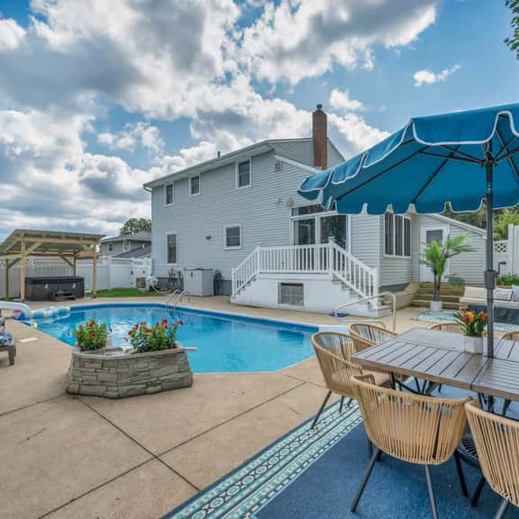 Backyard Pool - Hot Tub - Game Room - Image 1