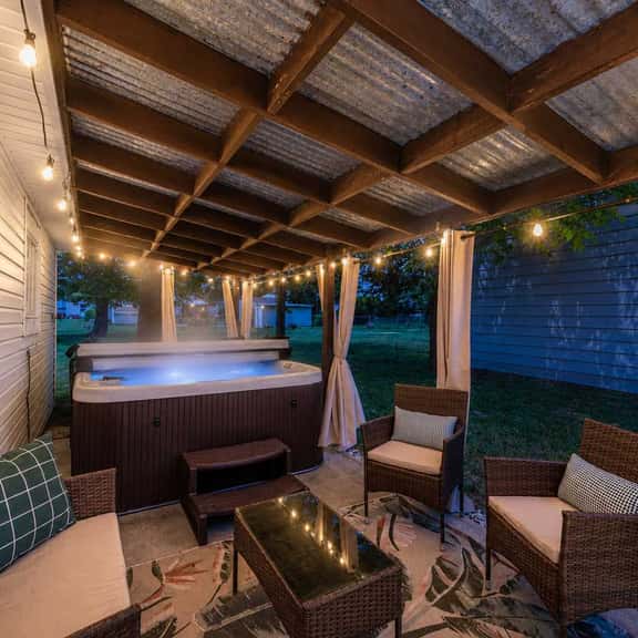 Hot Tub - Shuffleboard - Sleeps 8 - Near Cleveland - Image 1