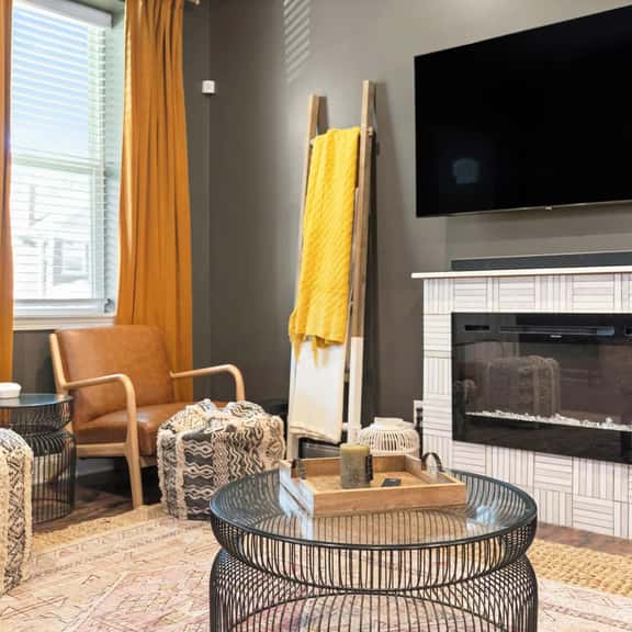 Spacious Home for 10 • Backyard • Sleeps Groups - Image 1