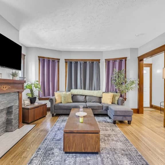 Charming Duplex Near Shaker Square Cleveland - Image 1