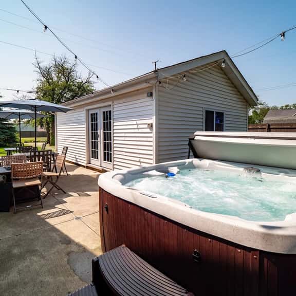 Hot Tub Retreat Near Lake + Cedar Point - Image 1