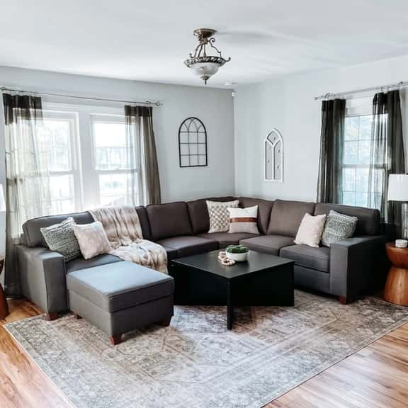 Large 4 BR -Close to Airport & IX Center -Sleeps10 - Image 1
