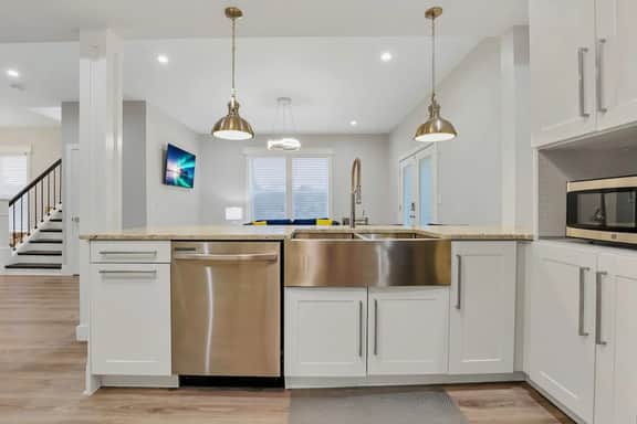 4BR, 3.5 Baths · Spa Tub · Near Downtown Columbus - Image 3