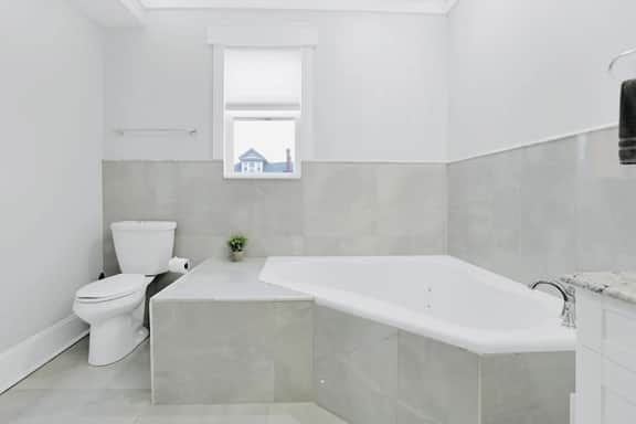 4BR, 3.5 Baths · Spa Tub · Near Downtown Columbus - Image 5