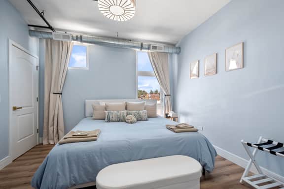 Near Brookfield Zoo - King Bed - Sleeps 6 - Image 2