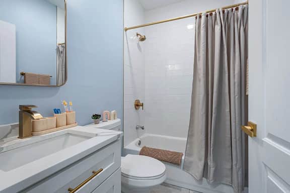 Near Brookfield Zoo - King Bed - Sleeps 6 - Image 5