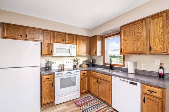 Bright 2BR home with private entrance - Image 2