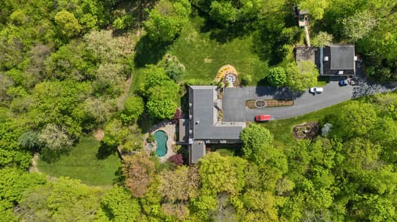 9 Acre Estate-Pool-Hot Tub-Wine Cave-20 Min to DT - Image 3