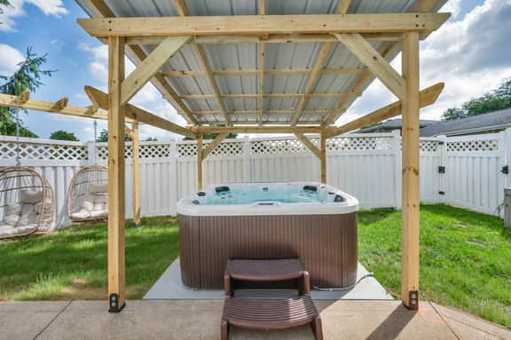Backyard Pool - Hot Tub - Game Room - Image 2
