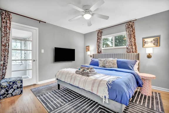 King Bed - Sleeps 6 - Lakewood Near Cleveland - Image 4