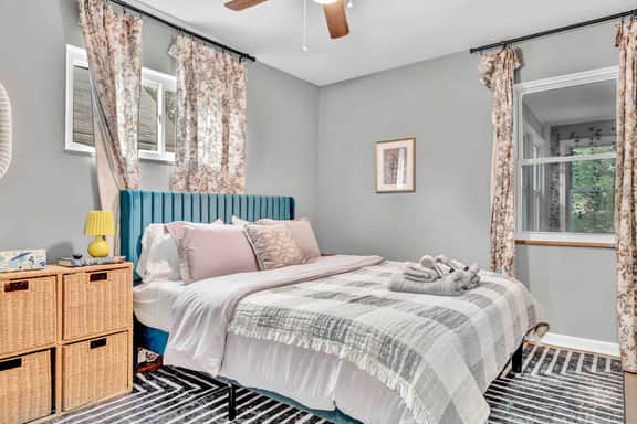King Bed - Sleeps 6 - Lakewood Near Cleveland - Image 5