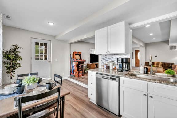 Lake Front - Hot Tub - Kayaks - Fire Pit-Sleeps 10 - Image 3