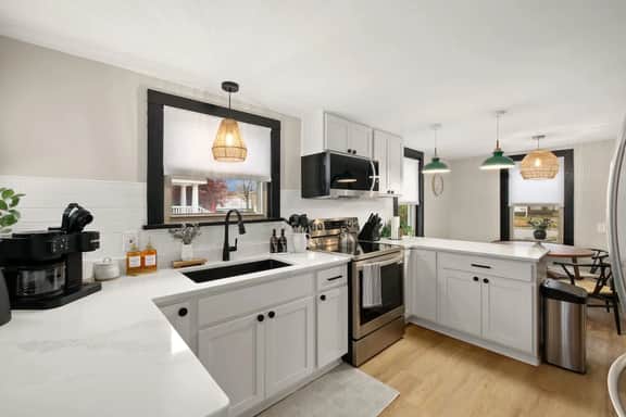 Sleeps 13| HotTub| Historic Renovation| Downtown - Image 2