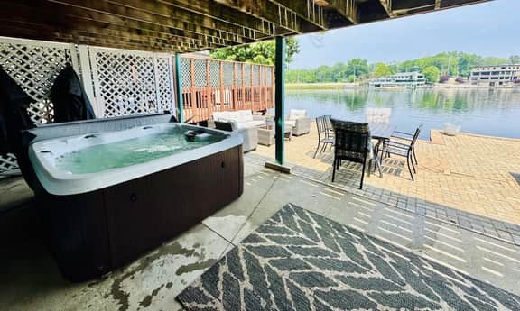 Lake Front - Kayak - Hot Tub - Sleeps 8 - Image 4