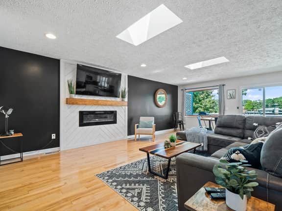 Lake Front - Kayak - Hot Tub - Sleeps 8 - Image 2