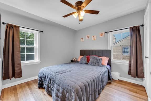 Brooklyn Townhome - 9 Miles to Downtown - Sleeps 5 - Image 4