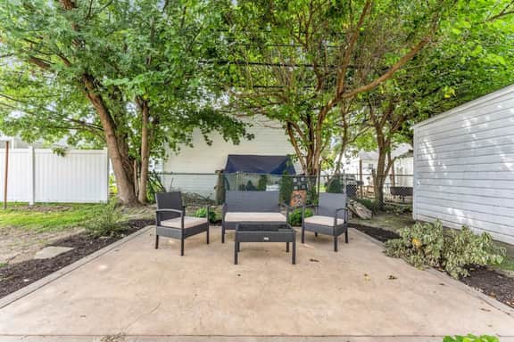 Brooklyn Townhome - 9 Miles to Downtown - Sleeps 5 - Image 5