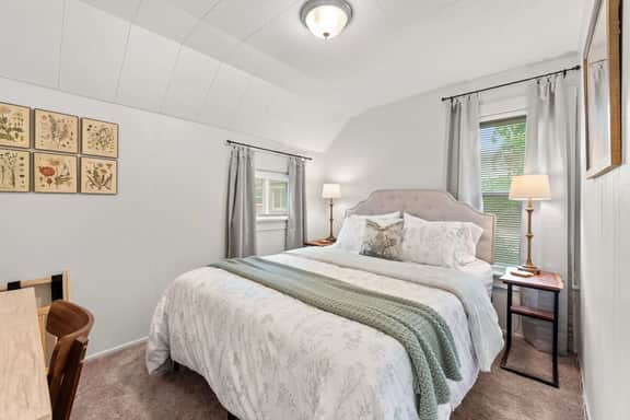 Pet-Friendly - N64 - Sleeps 5 - 10 Min to Airport - Image 4