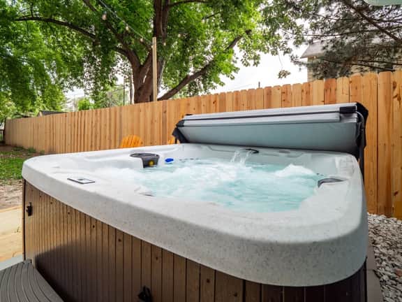 5 Min to Cedar Point Hot Tub Retreat - Image 3