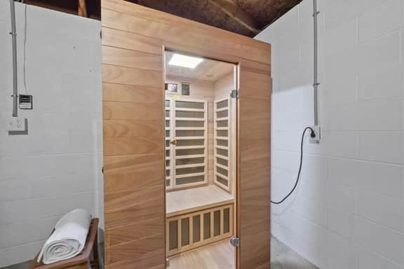 Hot Tub-Sauna-Bar-Gym-4BR-Sleeps 8 - Image 4