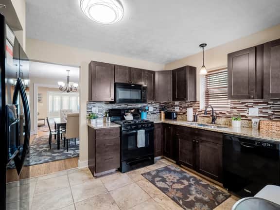 Spacious 3BR home near downtown Cleveland - Image 4