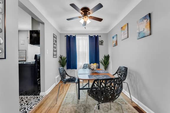 Brooklyn Townhome| Updated Kitchen| Sleeps 9 - Image 2