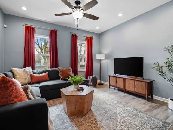 Hot Tub - N64 - Mins to Downtown - Sleeps 8 - Image 2