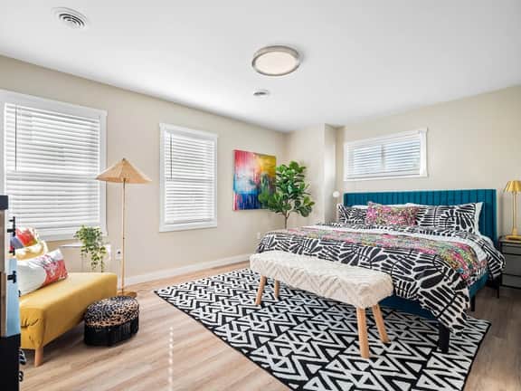 Arts District - Walk to Restaurants, Bars-Sleeps 8 - Image 3