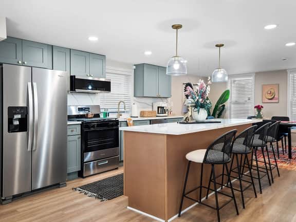 Arts District - Walk to Restaurants, Bars-Sleeps 8 - Image 2