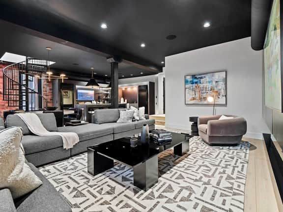 RoofTopPatio–HotTub–FirePit-WetBar-Downtown - Image 5