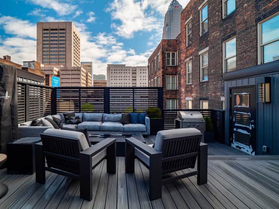 RoofTopPatio–HotTub–FirePit-WetBar-Downtown - Image 3